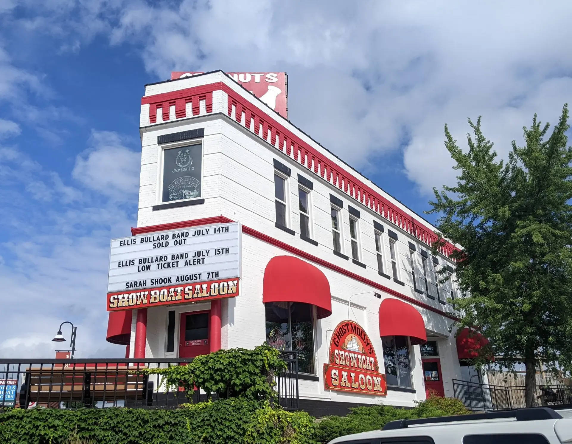 Exterior of Showboat Saloon, a red and white brick bar and restaurant in Wisconsin Dells, Wisconsin